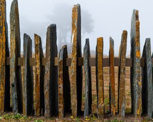 Monolitos de esquisto, valla